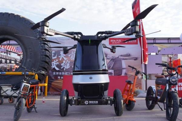 快轮科技飞行摩托沙漠首秀，阿拉善英雄会见证“陆地飞行”新时代